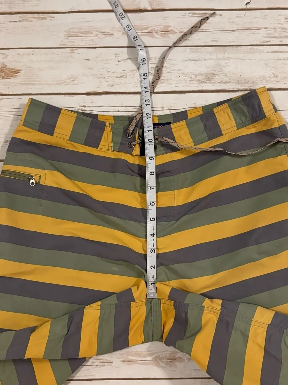 Patagonia® Worn Wear M's Wavefarer® Board Shorts Yucca Size 34